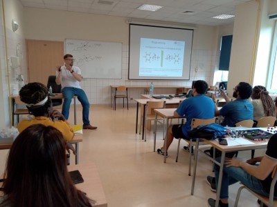 Letni program TABMED (Torun and Bydgoszcz Medical Summer Program) w Katedrze Chemii Organicznej, realizowany przez zagranicznych studentów kierunku farmacja . Kliknij, aby powiększyć zdjęcie.